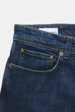 Incotex Jeans dunkelblau aus elastischer Baumwolle, Slim Fit, Five-Pocket-Stil, Button Fly, Leather Patch, Detailaufnahme Bund schräg von oben.
