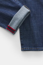 Incotex Jeans dunkelblau, Detailaufnahme von unten schräg, Denim aus elastischer Baumwolle, Slim Fit, Five-Pocket, Button Fly, Leather Patch.