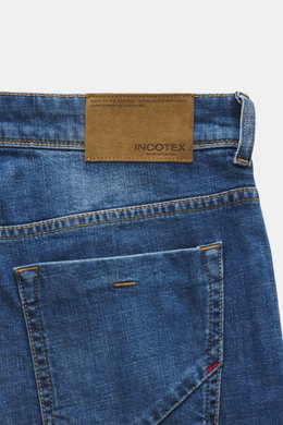 Incotex Jeans dunkelblau, Rückansicht mit Leather Patch, Five-Pocket-Stil, Button Fly, Slim Fit, elastischer Baumwolle, leicht griffig.