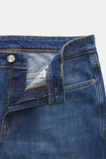 Incotex Jeans dunkelblau, Nahaufnahme von Bund und offenem Button Fly, Slim Fit, Five-Pocket-Stil, elastische Baumwolle, leicht schmal zulaufend, Leather Patch.