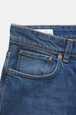 Incotex Jeans dunkelblau, Detailaufnahme von oben, Denim aus elastischer Baumwolle, Slim Fit, Five-Pocket-Stil, Button Fly, Leather Patch.