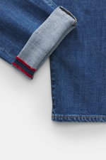 Incotex Jeans dunkelblau im Slim Fit, Five-Pocket-Stil mit Button Fly und Leather Patch, Detailansicht Umschlag, elastische Baumwolle, griffig.