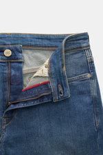 Incotex Jeans rauchblau aus elastischer Baumwolle, slim Fit, Button Fly, Five-Pocket-Stil, Leather Patch, Detailaufnahme von vorne.