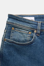 Incotex Jeans rauchblau aus elastischer Baumwolle mit authentischer Waschung, Five-Pocket, Button Fly, Leather Patch, Slim Fit, Nahaufnahme frontale Perspektive.