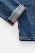 Incotex Jeans rauchblau, Detailansicht vom Bein mit umgeschlagenem Saum, Denim aus elastischer Baumwolle, Slim Fit, Five-Pocket, Button Fly, Leather Patch, authentische Waschung, leicht schmal zulaufend, griffige Haptik.