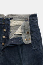 Incotex Jeans navy aus Baumwolle mit leichtem Stretch, Raw Design, Regular Fit, Button Fly, Bundhaken, paspelierte Hüfttaschen, Uhrentasche, Gesäßtaschen, Detailaufnahme von oben.