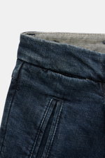 Incotex Jeans navy im Raw Design, Denim mit leichtem Stretch, Regular Fit, Button Fly, Bundhaken, paspelierte Taschen, seitliche Nahaufnahme.
