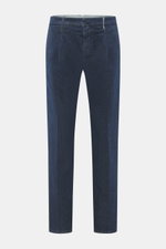 Frontansicht der Incotex Jeans navy aus griffigem Denim mit leichtem Stretch, Raw Design, Tapered Fit, echtem Indigo, Button Fly, Bundhaken, paspelierten Hüfttaschen, Uhrentasche und aufgesetzten Gesäßtaschen.