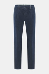 Frontansicht der Incotex Jeans navy aus griffigem Denim mit leichtem Stretch, Raw Design, Tapered Fit, echtem Indigo, Button Fly, Bundhaken, paspelierten Hüfttaschen, Uhrentasche und aufgesetzten Gesäßtaschen.