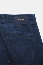 Incotex Jeans navy im Raw Design aus griffigem Denim mit leichtem Stretch, Indigo gefärbt, schmal zulaufend, Rückansicht mit Label, Taschen, Button Fly.