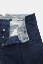 Incotex Jeans navy aus Denim mit leichtem Stretch, Raw Design, Button Fly, Bundhaken, paspelierte Taschen, schmal zulaufend, von oben fotografiert.