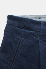 Incotex Jeans navy, Nahaufnahme Bund von oben, Denim aus Baumwolle mit Stretch, griffig, Raw Design, Tapered Fit, Indigo gefärbt, Taschen-Details sichtbar.