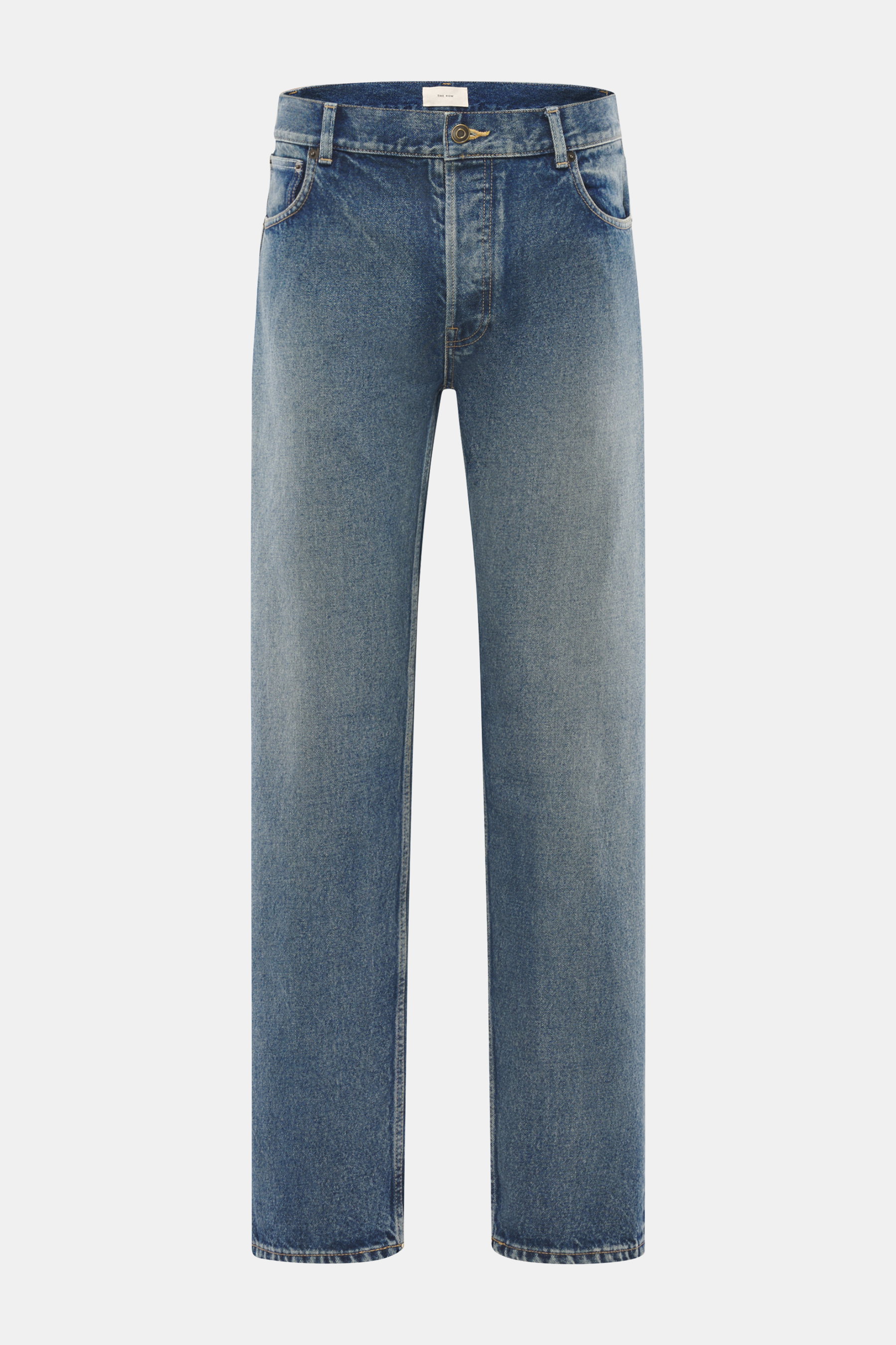 The Row Jeans 'Moe' rauchblau, frontal fotografiert, aus reiner Baumwolle mit weichem Griff, authentischer Used-Waschung, geradem Schnitt und Button-Fly.
