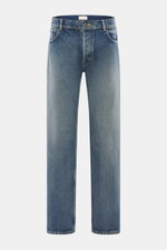The Row Jeans 'Moe' rauchblau, frontal fotografiert, aus reiner Baumwolle mit weichem Griff, authentischer Used-Waschung, geradem Schnitt und Button-Fly.