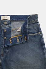 The Row Jeans 'Moe' rauchblau aus reiner Baumwolle mit weichem Griff, authentischer Used-Waschung, Button-Fly, Five-Pocket, Front nah fotografiert.