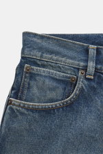 The Row Jeans 'Moe' rauchblau, Detailaufnahme der Fronttasche aus reiner Baumwolle mit authentischer Used-Waschung, Button-Fly, Five-Pocket-Stil, weichem Griff.