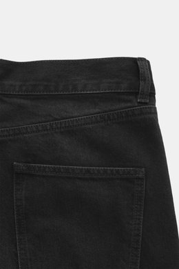 Close-up rear view of The Row Jeans 'Vanya' black, showcasing black-textured denim with subtle tonal variations and a five-pocket style.

Description: Contemporary silhouette with Italian flair: The black-textured denim of the 'Vanya' jeans from THE ROW g