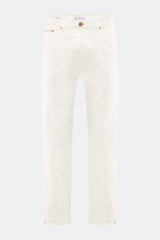 Frontansicht der Ace Denim Jeans 'AD 53' offwhite aus Selvedge-Denim mit leichtem Stretch, weichem Griff, Tapered Fit, Button Fly, Five-Pocket-Stil und besticktem Patch.