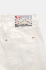 Ace Denim Jeans 'AD 53' offwhite, Detailaufnahme von hinten oben mit besticktem Patch, Selvedge-Denim, leichter Stretch, weicher Griff, Tapered Fit, Button Fly, Five-Pocket-Stil, sehr schmal zulaufend.
