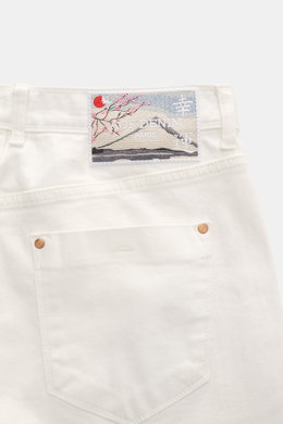 Ace Denim Jeans 'AD 53' offwhite, Detailaufnahme von hinten oben mit besticktem Patch, Selvedge-Denim, leichter Stretch, weicher Griff, Tapered Fit, Button Fly, Five-Pocket-Stil, sehr schmal zulaufend.
