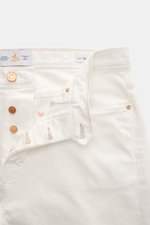 Nahaufnahme der geöffneten Ace Denim Jeans 'AD 53' offwhite von oben, Selvedge-Denim, leichter Stretch, weicher Griff, Tapered Fit, Button Fly, Five-Pocket-Stil, besticktes Patch.