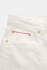 Ace Denim Jeans 'AD 53' offwhite, Nahaufnahme der Hose von vorne oben, Selvedge-Denim, leichter Stretch, weicher Griff, Tapered Fit, sehr schmal, Button Fly, Five-Pocket-Stil, besticktes Patch.