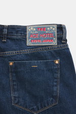 Rückansicht der Ace Denim Jeans 'AD 53' dunkelblau mit besticktem Patch, Five-Pocket-Stil, Button Fly, Tapered Fit, Selvedge-Denim, leichtem Stretch und weichem Griff.