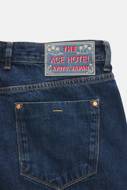Rückansicht der Ace Denim Jeans 'AD 53' dunkelblau mit besticktem Patch, Five-Pocket-Stil, Button Fly, Tapered Fit, Selvedge-Denim, leichtem Stretch und weichem Griff.
