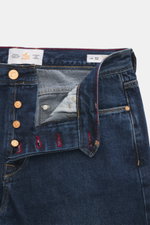 Ace Denim Jeans 'AD 53' dunkelblau, Nahaufnahme von oben mit offenem Button Fly, Selvedge-Denim, Five-Pocket, besticktes Patch, Tapered Fit, leichter Stretch, weicher Griff.