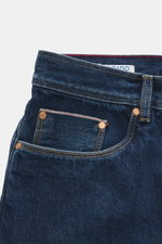 Ace Denim Jeans 'AD 53' dunkelblau, Detailaufnahme von oben, Selvedge-Denim aus Baumwolle, leichter Stretch, weicher Griff, Tapered Fit, sehr schmal zulaufend, Button Fly, Five-Pocket-Stil, besticktes Patch.