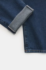 Nahaufnahme der Ace Denim Jeans 'AD 53' dunkelblau im Tapered Fit, sehr schmal zulaufend, mit Selvedge-Denim, leichter Stretch, weichem Griff, Button Fly, Five-Pocket-Stil und besticktem Patch, fotografiert von oben auf umgeschlagenen Saum.