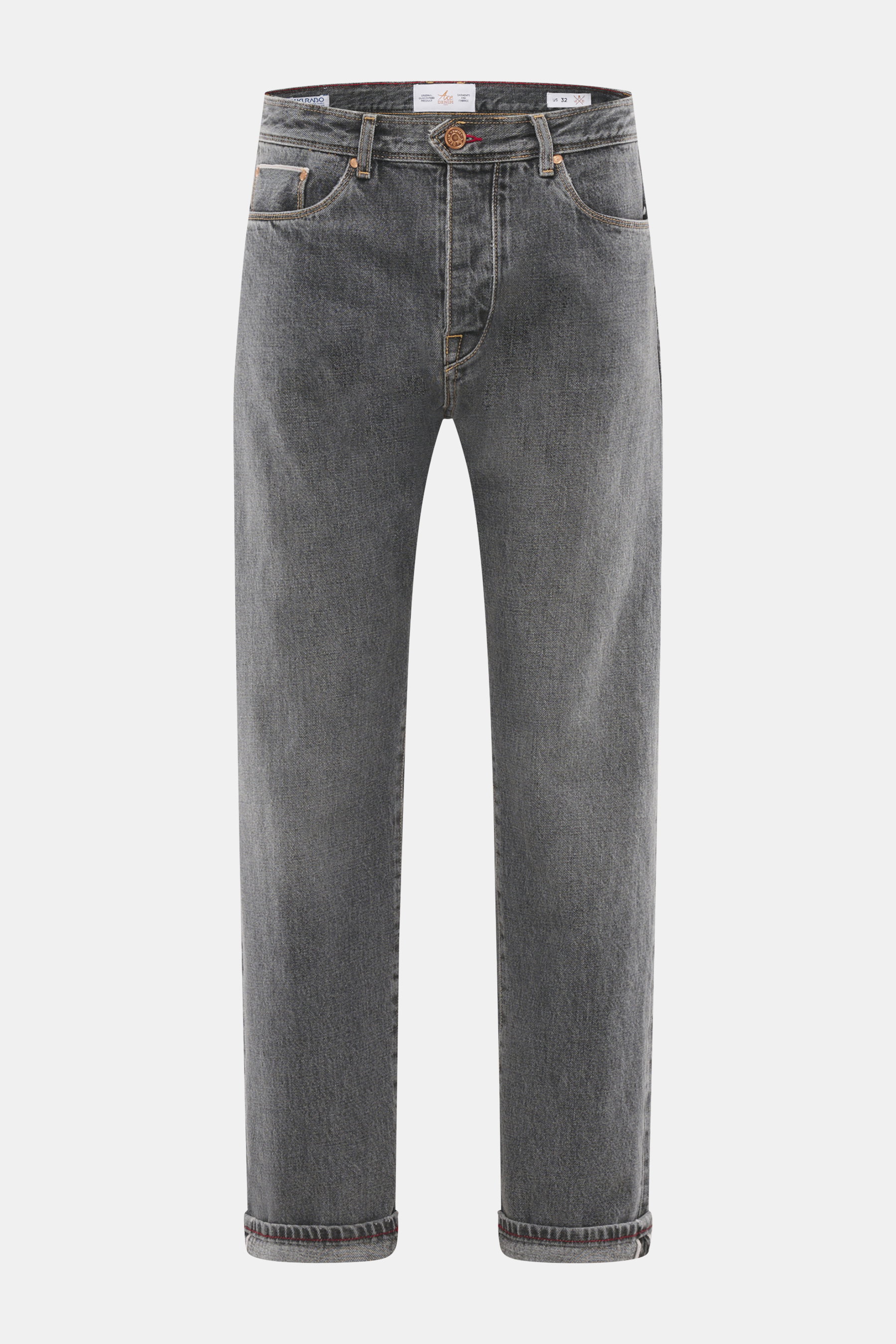Frontansicht der Ace Denim Jeans 'AD 53' dunkelgrau aus Selvedge-Denim Baumwolle mit leichtem Stretch, weichem Griff, Tapered Fit, sehr schmal zulaufend, Button Fly, Five-Pocket-Stil und besticktem Patch.