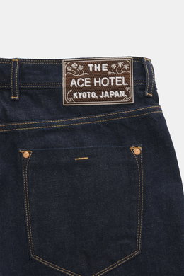 Ace Denim Jeans 'AD 53' navy Rückansicht mit besticktem Patch, Selvedge-Denim, leichter Stretch, weicher Griff, Tapered Fit, Button Fly, Five-Pocket-Stil.