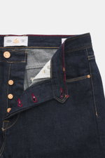 Ace Denim Jeans 'AD 53' navy, Nahaufnahme von Bund und geöffnetem Button Fly, Selvedge-Denim, leichter Stretch, weicher Griff, Tapered Fit, Five-Pocket, besticktes Patch.