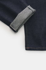 Ace Denim Jeans 'AD 53' navy im Detail, Nahaufnahme vom Bein mit umgeschlagenem Saum, Selvedge-Denim, leichter Stretch, weicher Griff, Tapered Fit, schmal zulaufend, Button Fly, Five-Pocket-Stil, besticktes Patch.