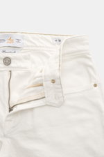 Ace Denim Jeans 'AD 03' offwhite in Nahaufnahme von vorne mit offenem Zip Fly, Baumwolle, Slim Fit, Five-Pocket-Stil und gummierten Patches.