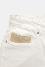 Ace Denim Jeans 'AD 03' offwhite aus Baumwolle mit Slim Fit, Zip Fly, Five-Pocket-Stil und gummiertem Patch, Nahaufnahme seitlich von hinten.