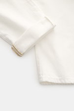 Detailaufnahme der Ace Denim Jeans 'AD 03' offwhite aus Baumwolle mit leichtem Stretch, schmal zulaufendem Slim Fit und sichtbaren Stitchings.