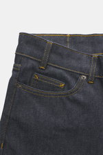 Close-up front-side view of Percival Jeans 'Straight Leg' dark blue, showing denim made from pure cotton with typical material structure, grippy quality, tapered fit, regular thigh width, ankle length, straight cut, zip fly, and five-pocket style with yel
