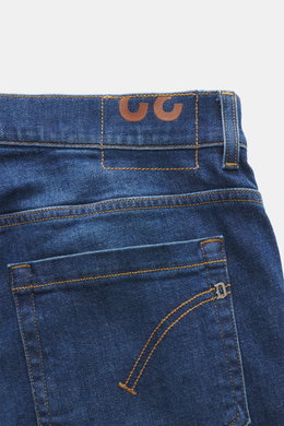 Dondup Jeans 'George' blau von hinten oben fotografiert, elastischer Denim, Five-Pocket, Metall-Initial, weicher Griff, authentische Waschung.