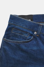 Dondup Jeans 'George' blau aus elastischer Baumwolle, nahes Detail der Fronttasche und Bundhöhe mit Button Fly, weicher Griff, authentische Waschung.
