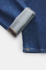 Nahaufnahme der Dondup Jeans 'George' blau von innen, mit umgekrempeltem Hosenbein aus elastischem Denim, weicher Griff und authentischer Waschung.