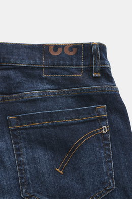 Dondup Jeans 'George' dunkelblau, Rückansicht des Bunds mit Metall-Initial, elastischer Baumwolle, authentischer Waschung, schmal geschnitten.