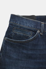 Dondup Jeans 'George' dunkelblau in Nahaufnahme von oben, elastischer Denim, weicher Griff, Five-Pocket-Stil, Button Fly, authentische Waschung.