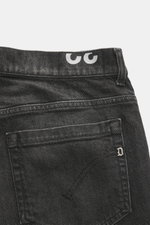 Dondup Jeans 'George' dunkelgrau, detailreiche Nahaufnahme von Bund und Gesäßtasche, elastischer Denim, weicher Griff, authentische Waschung, Five-Pocket-Stil.