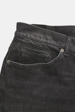 Nahaufnahme der Dondup Jeans 'George' dunkelgrau aus elastischer Baumwolle mit weichem Griff, authentischer Waschung und Five-Pocket-Stil, seitliche Perspektive.