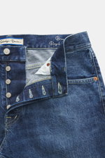 Nahaufnahme der geöffneten Dondup Jeans 'Bray' blau aus Selvedge Denim mit Button Fly, Five-Pocket-Stil, authentischer Waschung und Leather Patch, fotografiert von oben.