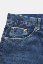 Dondup Jeans 'Bray' blau aus Selvedge Denim mit charaktervoller Waschung, Five-Pocket-Stil und Button Fly, Nahaufnahme von Bund und Tasche.