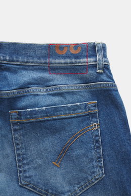 Dondup Jeans 'George' rauchblau, Detailansicht von hinten oben, elastischer Denim, weicher Griff, authentische Waschung, Five-Pocket-Stil, Metall-Initial.