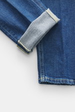 Nahaufnahme der Dondup Jeans 'George' rauchblau, von unten fotografiert, zeigt elastischen Denim mit weichem Griff und authentischer Waschung.